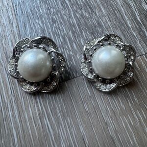 Oscar DeLaRenta costume earrings with faux Mabe pearl